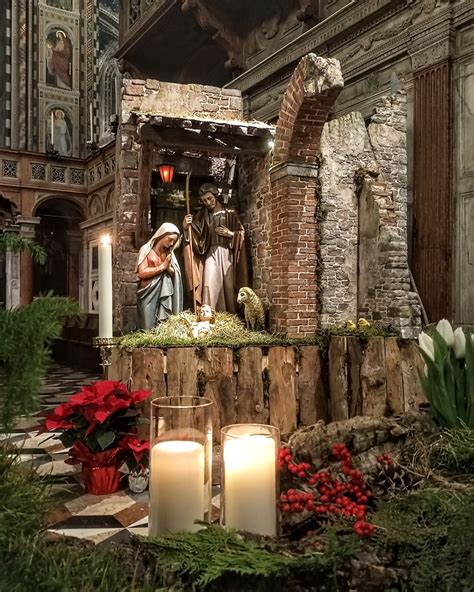 rappresentazione della Natività con Maria inginocchiata e luce emanata dal Bambino