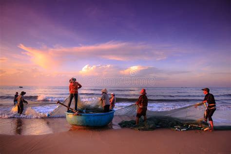 Illustrazione di pescatori che gettano le reti in mare
