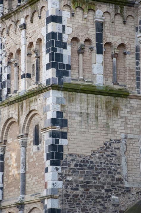 Dettaglio architettonico del portale in pietra lavica e della torre campanaria