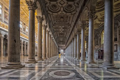Interno della chiesa parrocchiale di Cavareno, navata con colonne e affreschi