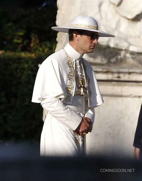 Ritratto di Jude Law nei panni di Papa Pio XIII all'interno delle stanze vaticane