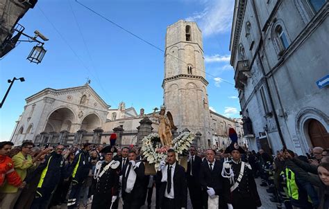 Immagine della Sacra Spada d'argento durante la processione a Monte Sant'Angelo.