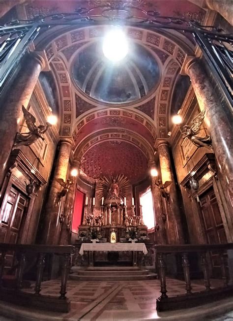 Interno della Concattedrale di Fossombrone con dettagli sulle navate e le opere d'arte