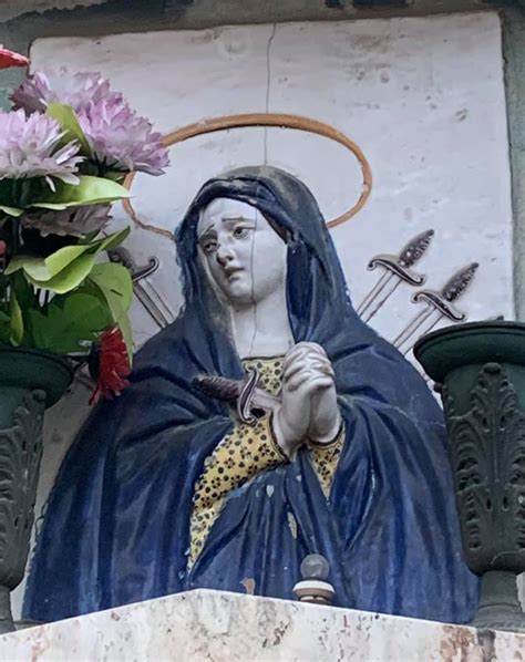 Illustrazione delle sette sorelle Madonne con il loro mantello protettivo durante l'incendio