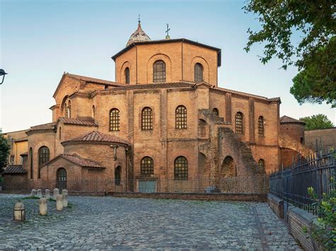 Veduta esterna della Basilica di San Vitale con la sua caratteristica forma ottagonale e la cupola. Tema: Architettura paleocristiana bizantina.