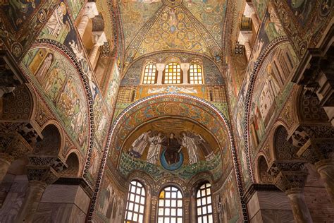 Sezione trasversale che mostra la struttura interna della Basilica di San Vitale, evidenziando la cupola e le arcate.