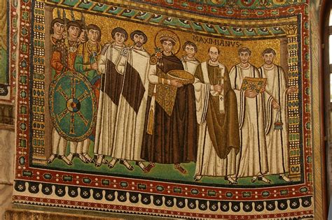 Dettaglio dei mosaici del presbiterio della Basilica di San Vitale, con scene bibliche e figure simboliche.