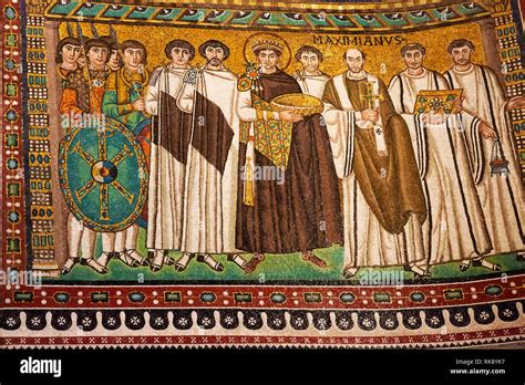 Mosaico che raffigura l'Imperatore Giustiniano e il suo seguito all'interno della Basilica di San Vitale.