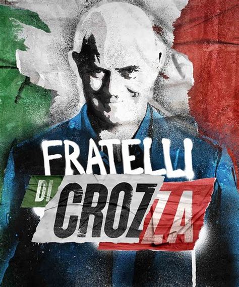 Foto di scena che ritrae Maurizio Crozza durante l'imitazione di Padre Pio nel suo studio televisivo