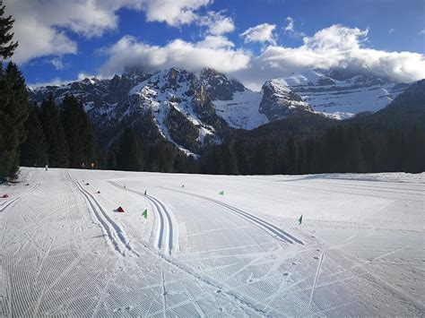 Panorama invernale del Centro Fondo Campo Carlo Magno con le Dolomiti di Brenta sullo sfondo