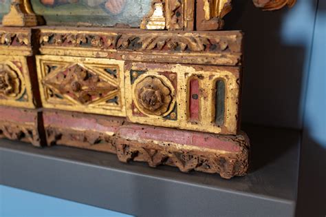 Dettaglio della cornice lignea e delle decorazioni