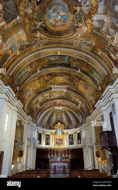 Foto esterna della Chiesa di Nostra Signora della Neve a Bolzaneto, Genova, che evidenzia lo stile barocco e la sua posizione strategica.