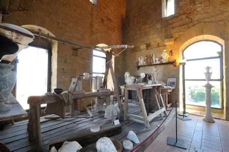 Illustrazione storica o ricostruzione archeologica di una bottega di falegname del I secolo in Galilea, con strumenti in legno e ferro.