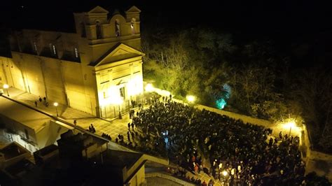 Foto panoramica della Festa del SS. Crocifisso a Siculiana, con la piazza affollata e le luminarie