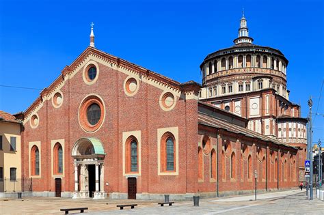 Veduta esterna della Chiesa di Santa Maria delle Grazie a Toledo, Napoli, con dettagli architettonici