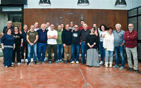 Foto della comunità missionaria di Modica in un momento di convivialità