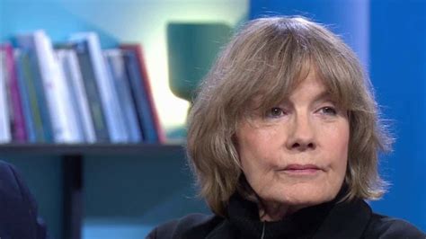 Ritratto stilizzato di Fred Vargas, la scrittrice francese nota per il suo approccio letterario al genere poliziesco.