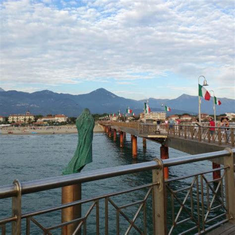 Immagine del Pontile di Tonfano al tramonto con la scultura