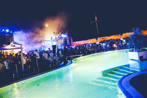 Scena notturna di un famoso club a Marina di Pietrasanta