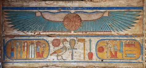 Rappresentazione dell'uccello Benu con il disco solare