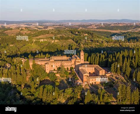 Veduta aerea dell'Abbazia di Monte Oliveto Maggiore e del paesaggio circostante