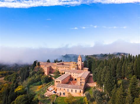 Viale d'ingresso con cipressi che conduce all'Abbazia di Monte Oliveto Maggiore