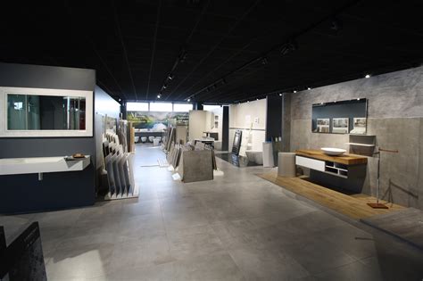 Foto di prodotti idrotermosanitari di alta qualità esposti in uno showroom moderno