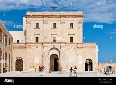 Vista esterna della Chiesa dell'Annunciazione di Santa Maria Vergine con la piazza circostante