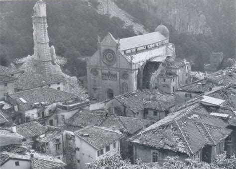 Ricostruzione del Friuli dopo il terremoto, foto storica