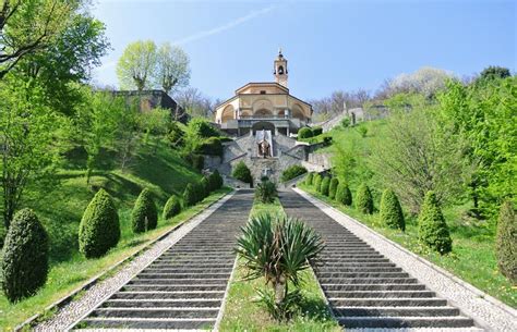 Veduta panoramica del Santuario della Madonna del Bosco immerso nel verde di Imbersago