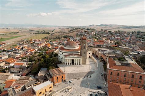 Veduta esterna della Chiesa Parrocchiale di Guasila, con la sua maestosa cupola che domina il paesaggio.