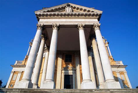 Dettaglio della facciata neoclassica della chiesa, con il pronao monumentale e le sei colonne doriche.
