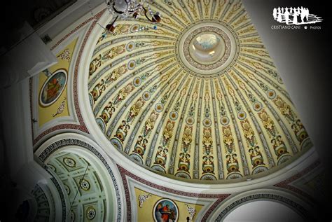 Interno della chiesa parrocchiale di Guasila, evidenziando le decorazioni della cupola e l'armonia spaziale delle cappelle.