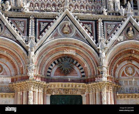 Dettaglio della facciata romanica con le sculture del cornicione