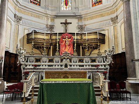Foto dell'interno barocco della Cattedrale di Foggia, con vista sull'altare maggiore