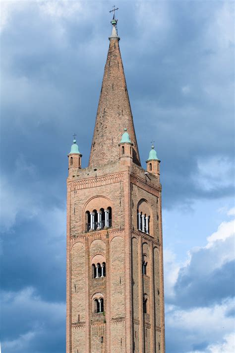 Foto panoramica dell'Abbazia di San Mercuriale a Forlì con il suo campanile