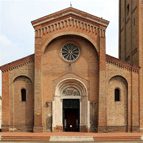 Dettaglio della facciata gotica dell'Abbazia di San Mercuriale