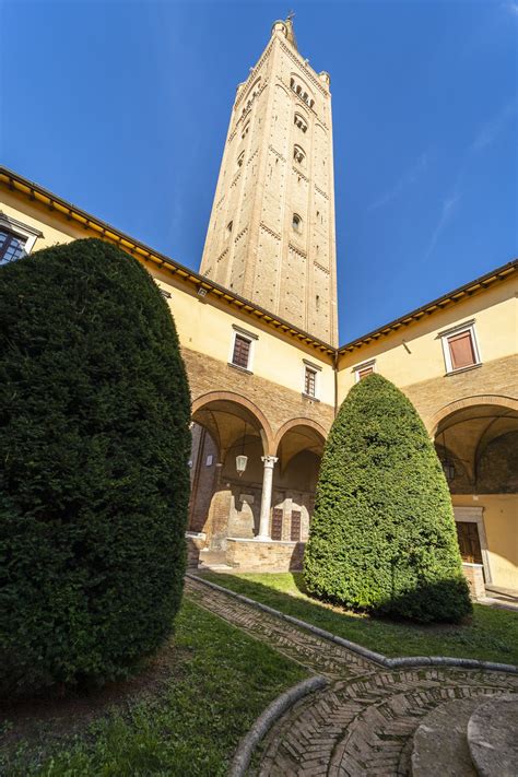 Foto ravvicinata del campanile di San Mercuriale