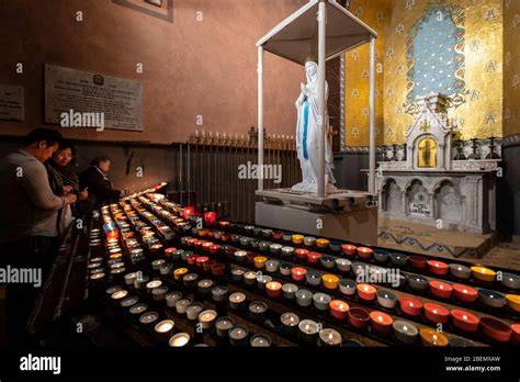 Foto di persone che pregano il Rosario al Santuario di Fatima