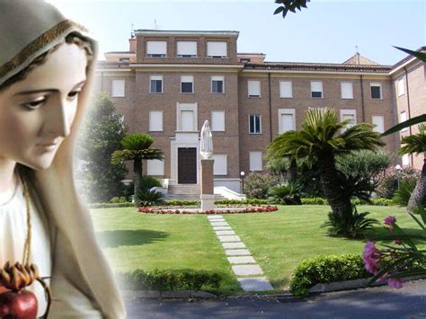 Foto esterna della RSA Cuore Immacolato di Maria, che mostra un ambiente sereno e accogliente