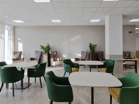 Foto di interni della RSA, mostrando una sala comune luminosa dove gli ospiti interagiscono