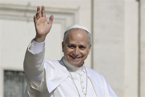 Papa Francesco che saluta la folla da Piazza San Pietro durante un'udienza generale