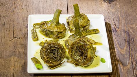 Piatto di Carciofi alla Romana servito in una trattoria romana