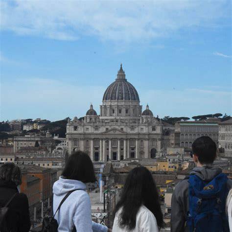 Veduta panoramica della terrazza dell'Hotel Indigo Rome con Castel Sant'Angelo e il Tevere al tramonto