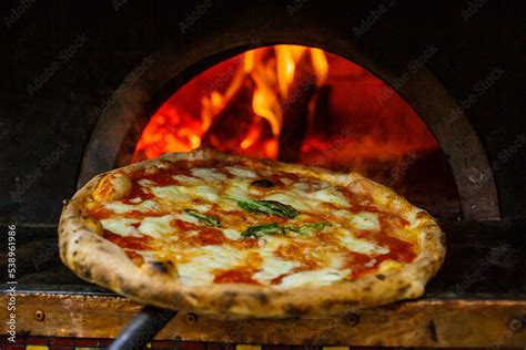 Foto di una pizza appena sfornata nel forno a legna o di piatti tipici emiliani