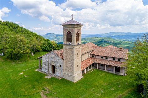 Veduta aerea del Santuario di Montovolo e del paesaggio circostante