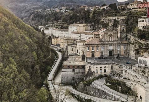 Veduta panoramica dell'Abbazia della Santissima Trinità incastonata tra i rilievi dei Monti Lattari