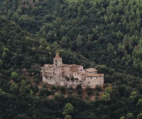 Panorama dell'Abbazia di San Cassiano immersa nella natura