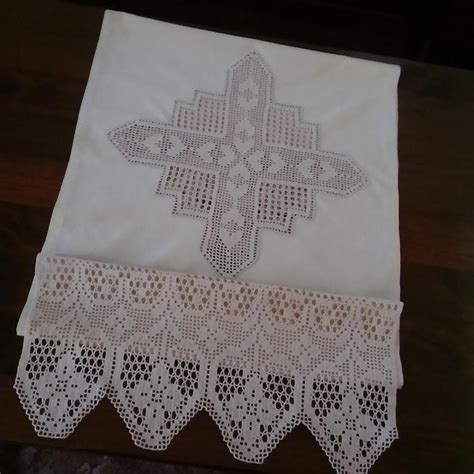 Tavola altare ornata con pizzo liturgico all'uncinetto