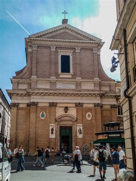 Interno della Basilica di Sant'Andrea delle Fratte con le opere d'arte